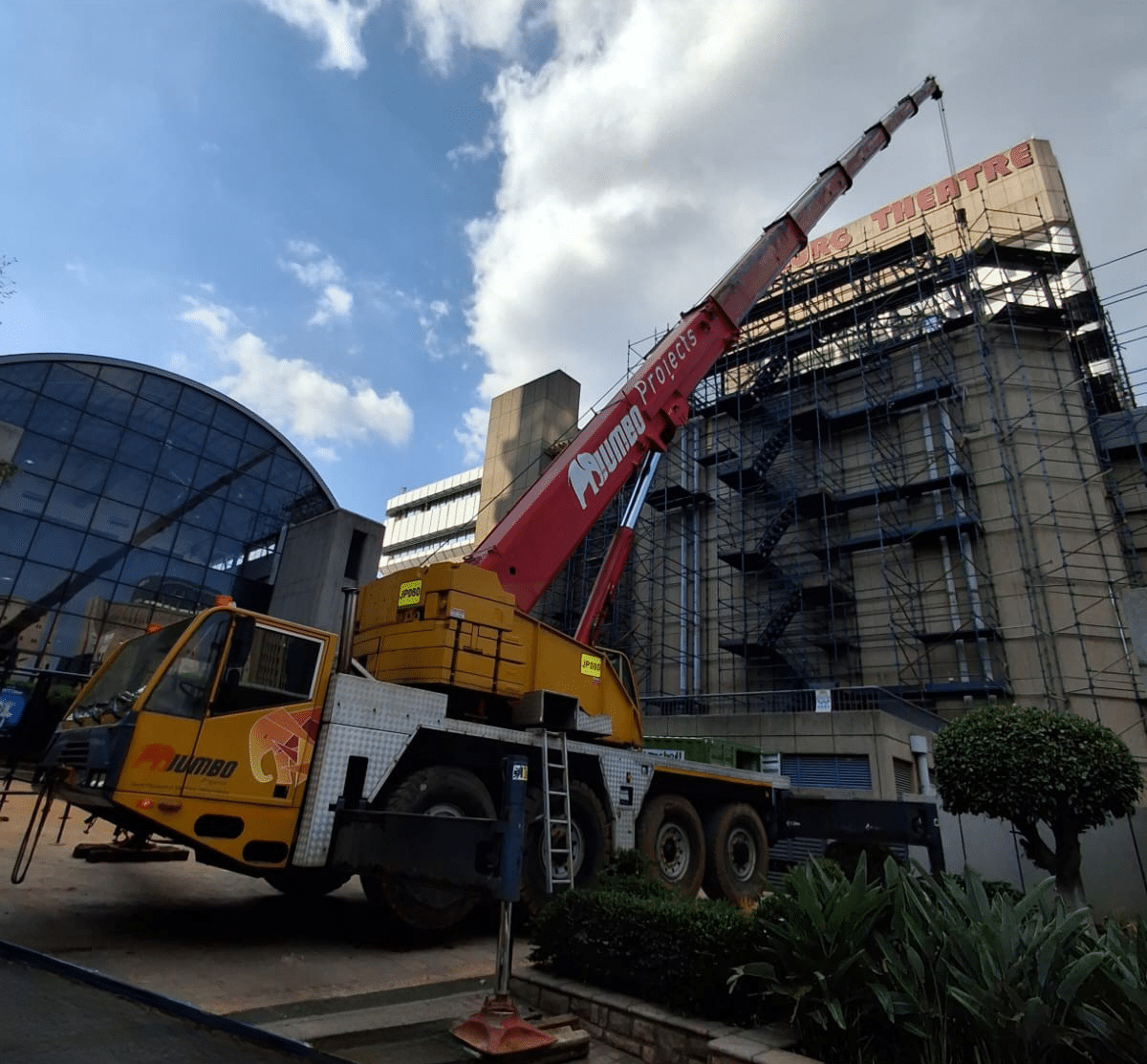 100 ton mobile crane fully extended boom